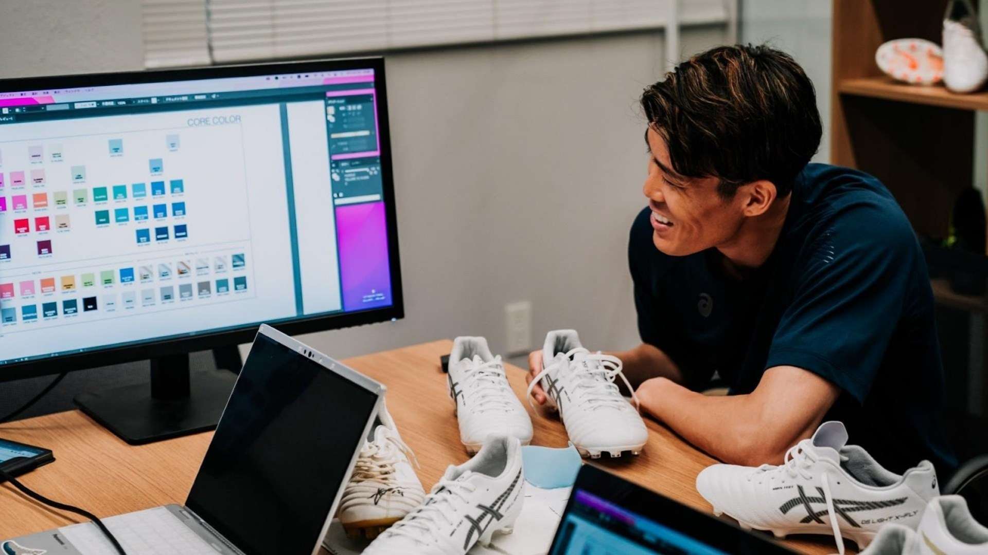 但它同時揭 但它同時揭